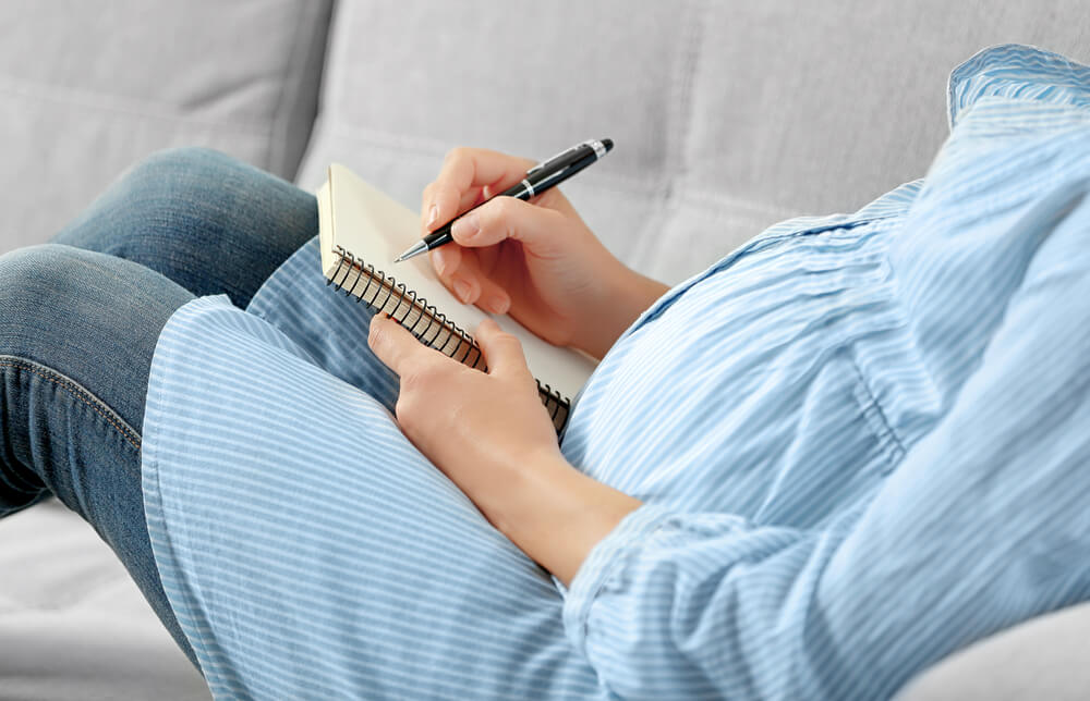 pregnant woman Writing a birth plan